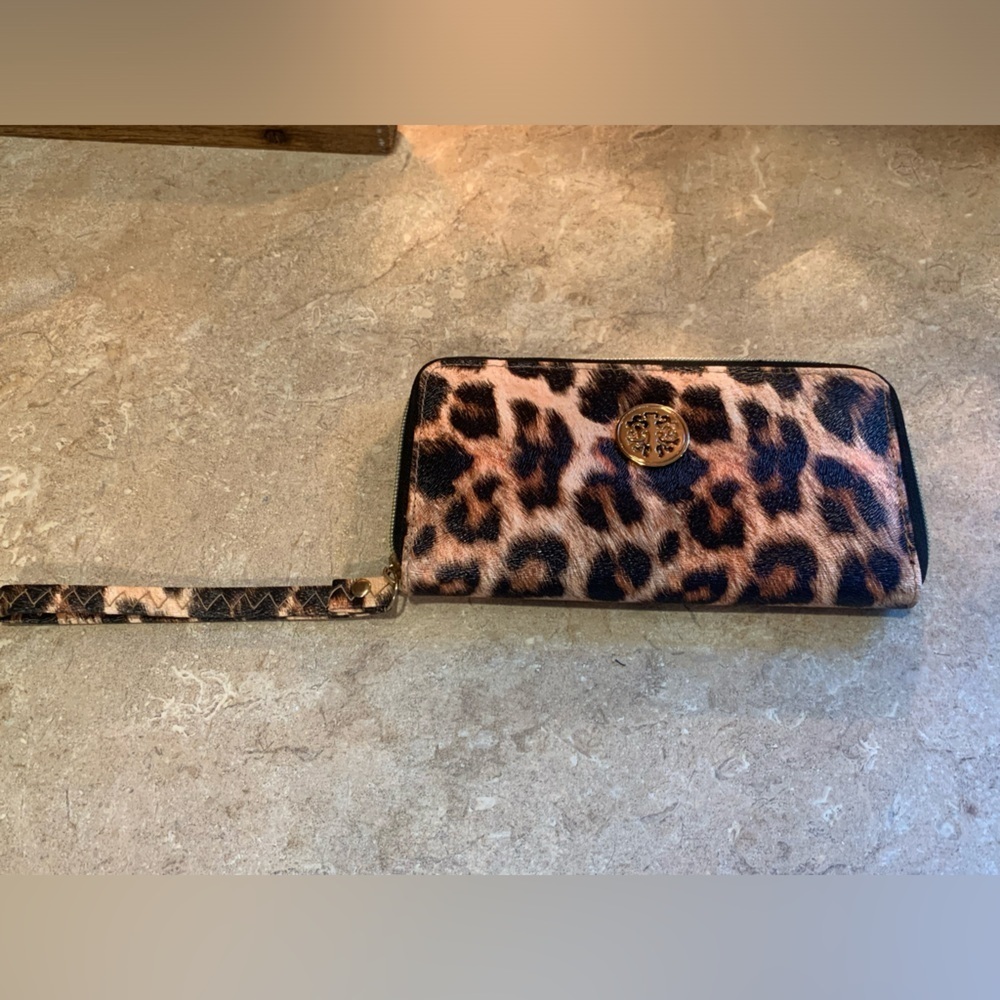 DASEIN Leopard print Ladies Wristlet Wallet PU Leather Zipped Around. NWOT
